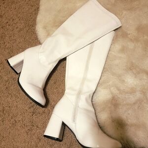 *Women's White Knee-High Boots - Retro GoGo Boots*